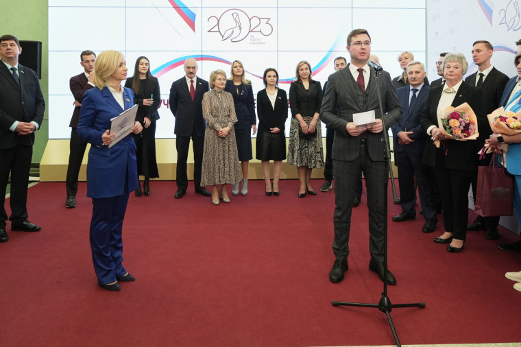 Выставка, посвященная Году педагога и наставника, открылась в Государственной Думе.